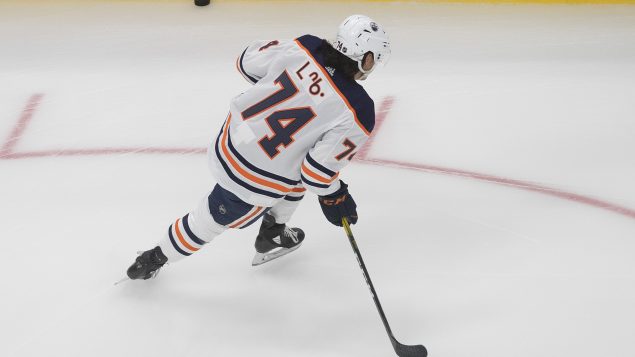 Un Joueur De Hockey Professionnel Avec Un Chandail En Langue Autochtone Rci Francais