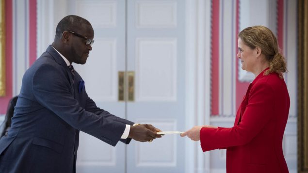 L'ambassadeur du Libéria, George Shorr Wleh Patten Sr, présente ses lettres de créance à la Gouverneure générale du Canada Canada, Julie Payette, à Rideau hall lors de la dernière cérémonie en présentiel tenue le 11 mars 2020 - Photo : Sgt Johanie Maheu / Rideau Hall