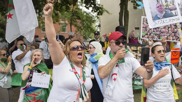 Marche et manifestation des membres de la communauté algérienne devant le Consulat d'Algérie à Montréal à l'occasion de la fête d'indépendance de l'Algérie - 05.07.2020 - Photo : The Canadian Press / Graham Hughes