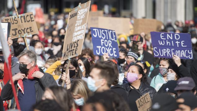 Manifestation à Montréal pour dénoncer le racisme systémique après la mort de la jeune mère autochtone, Joyce Echaquan - Samedi 3 octobre 2020 - Photo : Graham Hughes / La Presse Canadienne