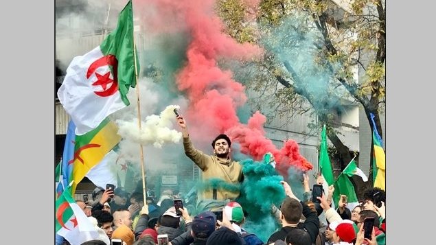 Marche suivie d’une manifestation de membres de la diaspora algérienne au Canada en face du ‎Consulat d'Algérie à Montréal, en soutien au mouvement populaire en Algérie et pour ‎commémorer le 65e anniversaire du déclenchement de la révolution algérienne (1er novembre ‎‎1954) – Montréal 2 novembre 2019. Photo : Amel Bouazza