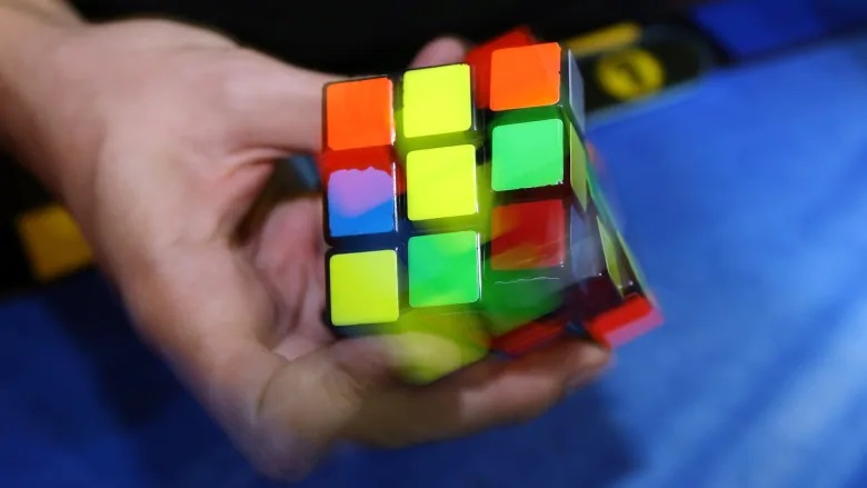 Comment Faire Son Rubik's Cube En Entier Un fabricant canadien ajoute le populaire cube Rubik à son coffre à