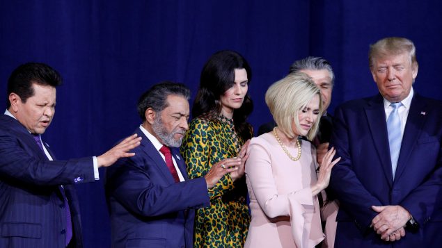 Le président américain Donald Trump participe à une prière avant de prendre la parole lors du ‎lancement de la coalition Evangelicals for Trump au ministère international du roi Jésus à Miami, ‎Floride, États-Unis, le 3 janvier 2020 – Photo : Reuters / Tom Brenner