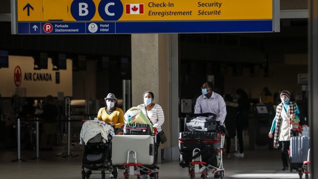 Si le voyageur ne fournit pas les renseignements requis électroniquement avant de monter à bord ‎de l’avion, il pourrait revoir un avertissement verbal voire même à une amende de 1.000 dollars - La Presse canadienne / Jeff McIntosh