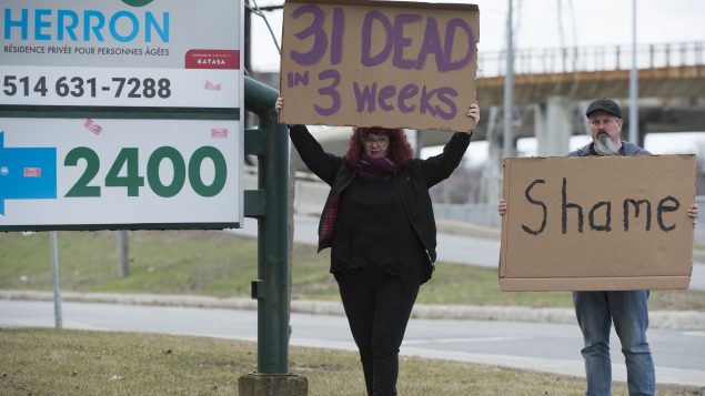 Entre la mi-mars et la mi-avril, 31 résidents sont morts dont au moins 5 des suites de la COVID-19. Le CHSLD Herron accueillait environ 150 résidents - Photo : La Presse canadienne / Graham Hughes