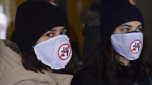 Deux opposantes à la loi sur la laïcité ‎de l'État au Québec, hier, devant le Palais de justice de Montréal, au premier jour du procès devant la Cour supérieure du Québec - La Presse Canadaienne / Paul Chiasson