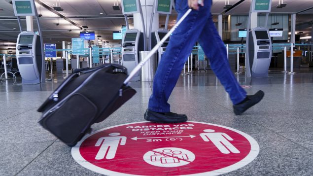 Dans un premier, le test sera offert aux voyageurs à destination de la France sur des vols desservis par Air Canada, Air France, KLM Royal Dutch Airlines ou Air Transat - Photo : La Presse Canadienne / Paul Chiasson
