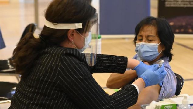 Anita Quidangen, la première vaccinée contre la COVID-19 en Ontario - Photo : La Presse Canadienne / Frank Gunn