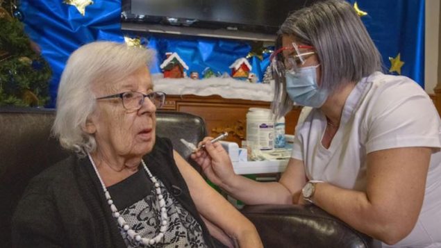 Gisèle Lévesque, première à être vaccinée au Québec et au Canada - Photo : Ministère de la Santé du Québec