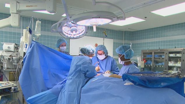 Selon la présidente de la Fédération des médecins spécialistes du Québec, Diane Francoeur, le délestage risque de compremettre le diagnostique des cancers, entre autres - Photo : Radio-Canada