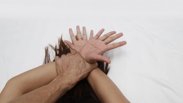 Composé de 15 chapitres, le rapport recommande, entre autres, d’offrir un accompagnement continu aux victimes par un intervenant stable, qu'elles choisissent ou non de dénoncer le crime ou de judiciariser leur situation, comprenant une rencontre avant toute dénonciation formelle à la police - iStock / Somkku