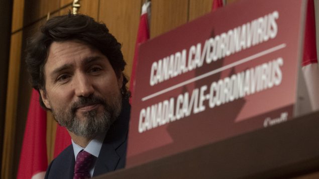 «La livraison des doses, la vaccination, ça se passera extrêmement rapidement. Donc, les premiers Canadiens vont se faire vacciner la semaine prochaine. Si l'on a l'approbation de Santé Canada cette semaine.», Justin Trudeau - Photo : La Presse canadienne / Adrian Wyld