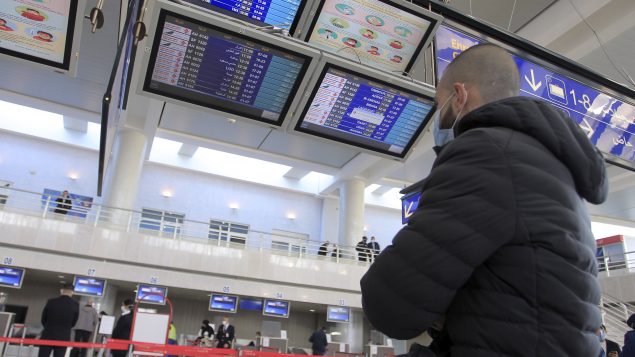 La hall d'arrivée de l'aéroport Houari Boumédiène d'Alger - Photo d'archives : AP Photo / Fateh Guidoum