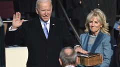Joe Biden est assermenté en tant que 46e président des États-Unis par le juge en chef John Roberts alors que Jill Biden tient la Bible lors de la 59e inauguration présidentielle au Capitole américain à Washington, le mercredi 20 janvier 2021 (Crédit: Saul Loeb / Pool Photo via AP)
