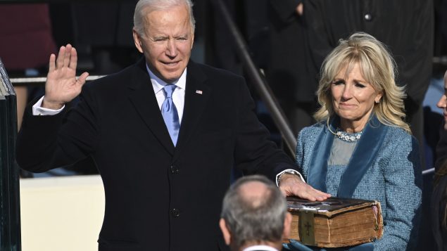 Joe Biden est assermenté en tant que 46e président des États-Unis par le juge en chef John Roberts alors que Jill Biden tient la Bible lors de la 59e inauguration présidentielle au Capitole américain à Washington, le mercredi 20 janvier 2021 (Crédit: Saul Loeb / Pool Photo via AP)