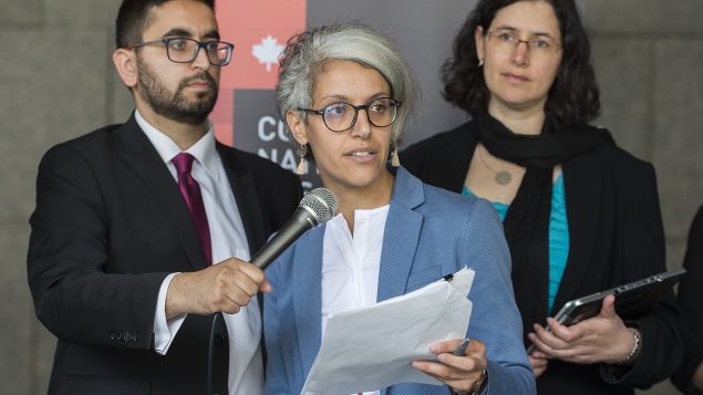 Bochra Manaï (au milieu) avec des membres du Conseil national des musulmans canadiens et l’Association canadienne des libertés civiles qui contestent devant les tribunaux la loi sur la laïcité de l'État au Québec - 17.06.2019 - La Presse Canadienne / Graham Hughes