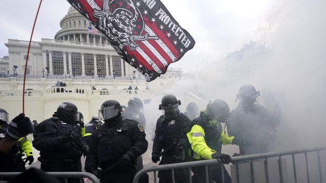 La police retient les partisans de Trump qui ont tenté de franchir une barrière au Capitole à Washington - 06.01.2021 - Photo AP / Julio Cortez