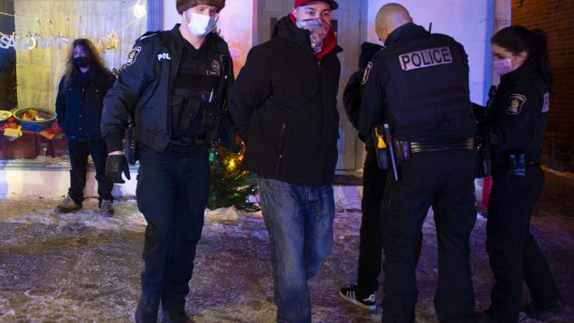 Un homme arrêté à Québec lors pendant le couvre-feu. Il participait à une manifestation contre le couvre-feu - 09.01.2021 - La Presse Canadienne / Jacques Boissinot