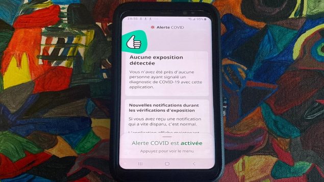 L’application AlerteCOVID est déployée dans 9 provinces. Elle a été téléchargée plus de 6 millions de fois à travers le Canada - Photo : RCI / Samir Bendjafer (Toile en arrière plan : Houria Kechida)