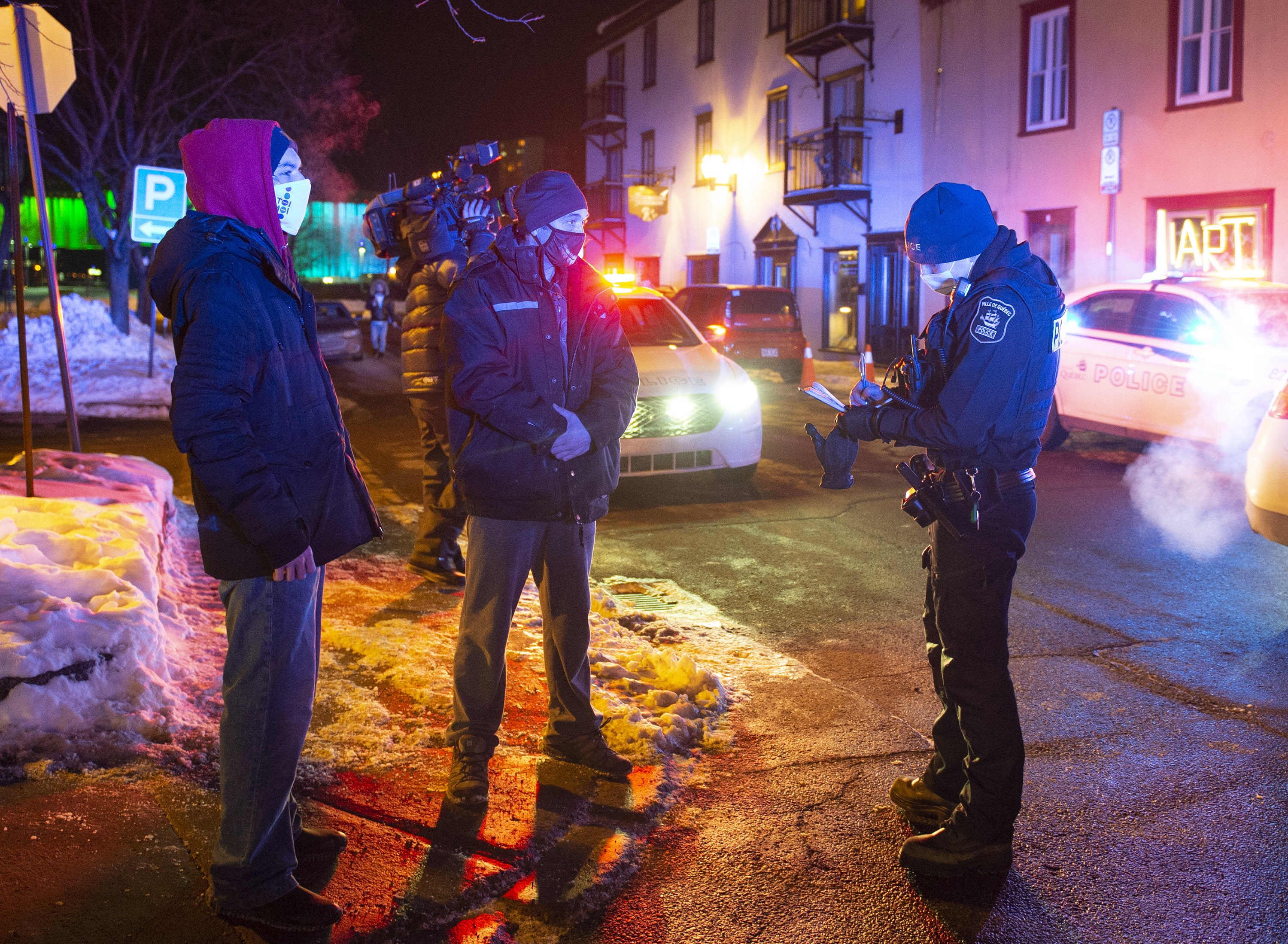 Le non-respect du couvre-feu peut coûter aux contrevenants une amende allant de 1000 à 6000 dollars - Photo : Québec / 09.01.2021 / La Presse Canadienne / Jacques Boissinot