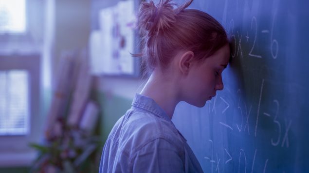 ''Échecs et Maths'', raconte l’histoire d’une jeune fille de 15 ans, Sophia, qui est en échec scolaire et qui veut en finir avec l’école. Mais un séjour chez une tante, enseignante à la retraite, lui fera changer ses plans - iStock / Andrea Obzerova