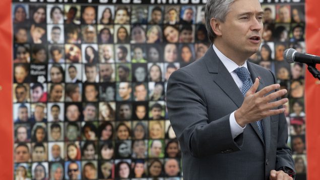 Le ministre des Affaires étrangères, François-Philippe Champagne, lors d'une cérémonie d'hommage aux victimes le 5 octobre 2020 à Ottawa - (archives) - Photo : La Presse Canadienne / Adrian Wyld