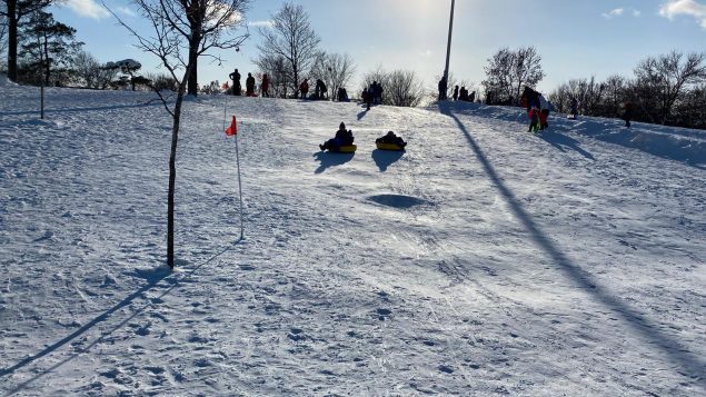 Enfants et adultes se donnent aux joies de la glissade en ville - Photo : Samir Bendjafer / RCI / 23.01.2021