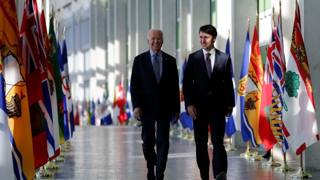 Justin Trudeau et Joe Biden se sont entendus pour tenir une rencontre bilatérale dès le mois prochain - Photo d'archive : Visite de Joe Biden en tant que vice-président à Ottawa le 9 décembre 2016 - Reuters / Chris Wattie