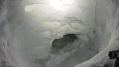 L’adolescent de 17 ans qui s’est égaré samedi dernier pendant une randonnée en motoneige a eu la vie sauve grâce à un abri qu’il a lui-même creusé dans la neige - Photo : Facebook / South Cariboo Search and Rescue