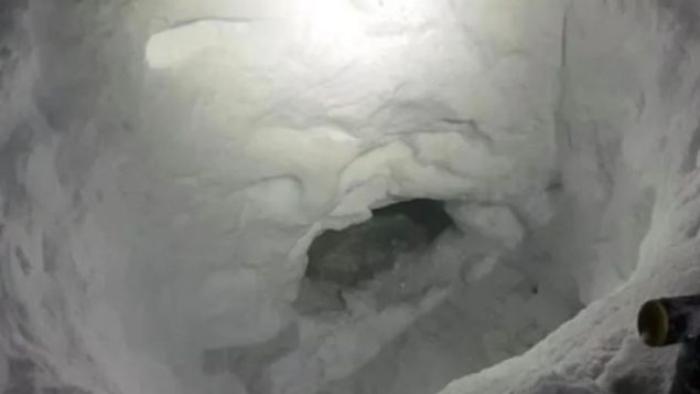 L’adolescent de 17 ans qui s’est égaré samedi dernier pendant une randonnée en motoneige a eu la vie sauve grâce à un abri qu’il a lui-même creusé dans la neige - Photo : Facebook / South Cariboo Search and Rescue