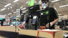 Cette prime de 2$ l’heure environ permettrait dans une certaine mesure de maintenir les employés pendant la pandémie - Photo : La Presse Canadienne / Jonathan Hayward