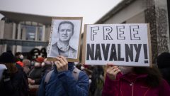 L’opposant russe a été arrêté le 17 janvier à son retour en Russie après cinq mois en Allemagne. Il y était en convalescence après son « empoisonnement.» - Photo : manifestation à Berlin pour demander la libération de Mr Navalny - 23.01.2021 - AP Photo / Markus Schreiber