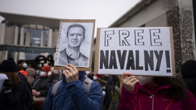 L’opposant russe a été arrêté le 17 janvier à son retour en Russie après cinq mois en Allemagne. Il y était en convalescence après son « empoisonnement.» - Photo : manifestation à Berlin pour demander la libération de Mr Navalny - 23.01.2021 - AP Photo / Markus Schreiber