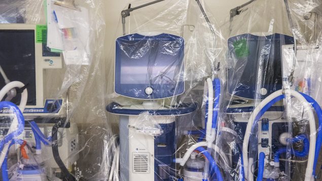 En avril dernier, le premier ministre Justin Trudeau avait annoncé que son gouvernement avait commandé 30 000 respirateurs auprès d’entreprises canadiennes pour un coût de plus d’un milliard de dollars - Photo : La Presse Canadienne / Mikaela MacKenzie / POOL