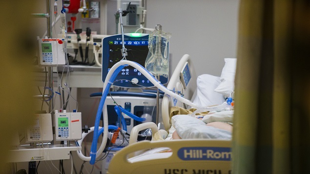 Certains patients âgés ou en fin de vie ou qui ont peu de chances de guérir pourraient être privés de soins intensifs - Photo : Winnipeg Free Press / Mikaela MacKenzie / POOL