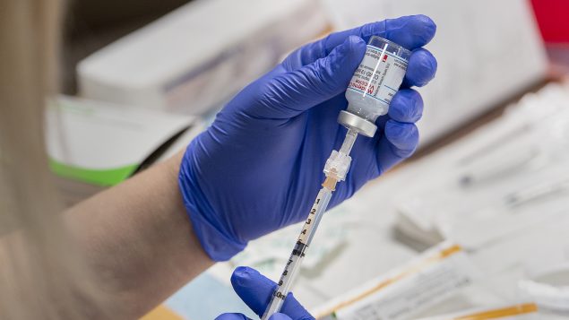 Des résidents de centres pour personnes âgées ont vu leur vaccination reportée à cause d’une pénurie de vaccins Moderna – photo (archives): La Presse Canadienne / Andrew Vaughan-Pool