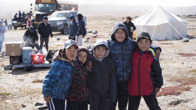 Des élèves de l'école Sautjuit à Kangirsuk (Nunavik) - Photo : Kativik Ilisarniliriniq / Gary Koiter