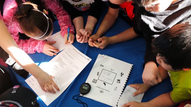 La commission scolaire Kativik a la particularité d’être trilingue (inuktitut, la langue maternelle des Inuits, français et en anglais).  Mais les enfants étudient en inuktitut, jusqu’en troisième année primaire - Photo : Kativik Ilisarniliriniq / Jade Duchesneau-Bernier