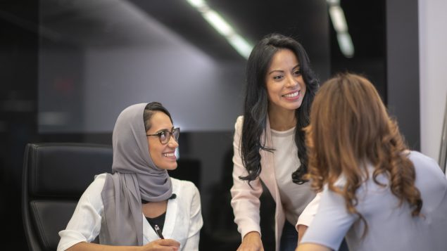 L'association Racines estime que « la femme d’origine maghrébine contribue activement au développement économique, social et culturel de la société québécoise et canadienne. Mais malheureusement, une bonne partie d’elles œuvrent dans l’ombre. Elles ne sont connues ni par le public maghrébin ni par le grand public québécois et canadien. » - Photo : iStock / FatCamera