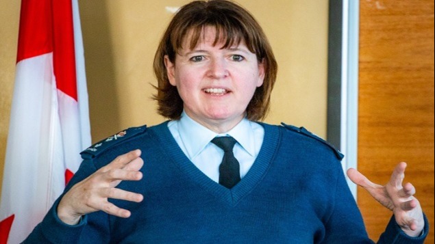 La lieutenante-générale Frances Allen a souvent fait œuvre de pionnière pendant ses 37 ans de carrière axée sur les communications, les opérations de réseaux, les cyberopérations, le commandement et la direction du développement des cybercapacités des Forces armées canadiennes, à tous les échelons - Photo : Ministere Defense Canada / Facebook