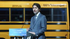 Justin Trudeau, le premier ministre du Canada, lors de l'annonce de l'investissement de 100 millions de dollars pour l'usine de batteries pour véhicules électriques - La Presse canadienne / Paul Chiasson