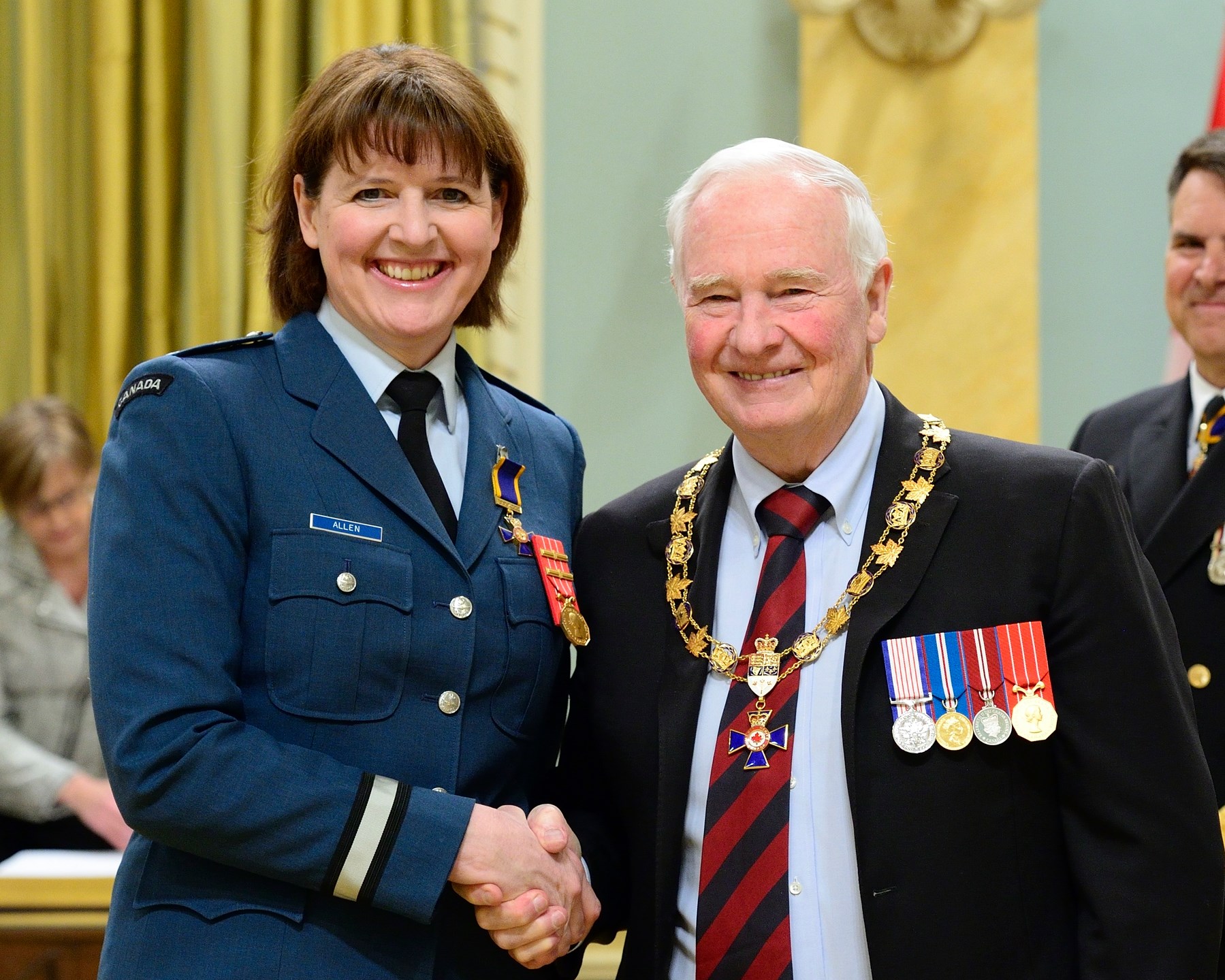 Frances Allen nommée Officier de l'Ordre du mérite militaire par le gouverneur général David Johnston le 6 mars 2017 à Ottawa - Photo : La Presse canadienne / Facebook / Forces armées canadiennes / Sgt Johanie Mahieu