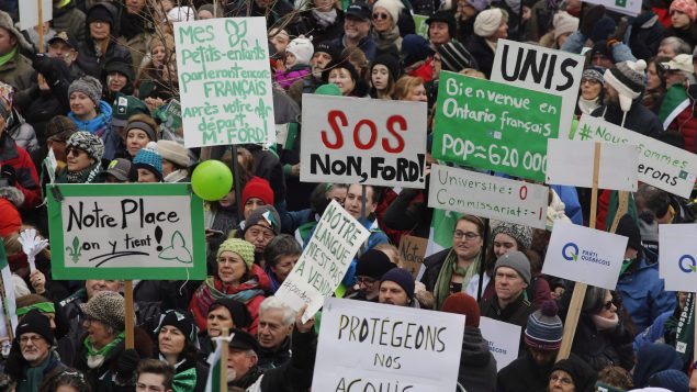 Manifestation à Ottawa de 5 000 franco-ontariens pour s’opposer aux compressions des services en français décidées par le gouvernement conservateur de l’Ontario – 1er décembre 2018 – Photo : La Presse canadienne / Patrick Doyle