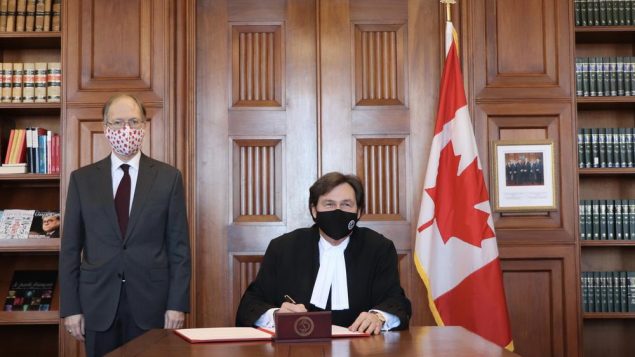 L'assermentation du juge en chef de la Cour suprême du Canada, Richard Wagner, à titre d'administrateur du gouvernement du Canada jusqu’à la nomination du prochain gouverneur général - 23 janvier 2021 - Photo / Service de presse du gouverneur du Canada