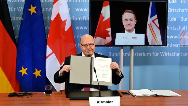 La signature de l’accord s’est fait de façon virtuelle par le ministre canadien des Ressources naturelles, Seamus O'Regan (en haut de l'image) Jr., et le ministre de l'Économie et de l'Énergie de l'Allemagne, Peter Altmaier - Photo : BMWi / Andreas Mertens
