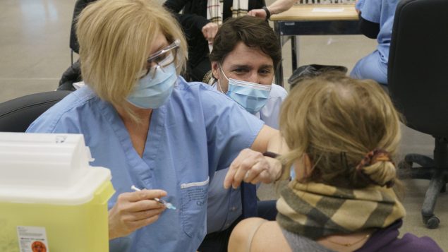 Le Canada a commandé 76 millions doses de Pfizer et 44 millions de Moderna et près de 20 millions d'AstraZeneca - Sur la photo : le premier ministre Justin Trudeau en visite à un centre de vaccination à Montréal - 15.03.2021 - Photo : La Presse Canadienne / Paul Chiasson