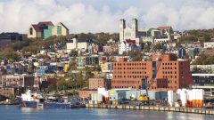 Une ville portuaire à flan de colline