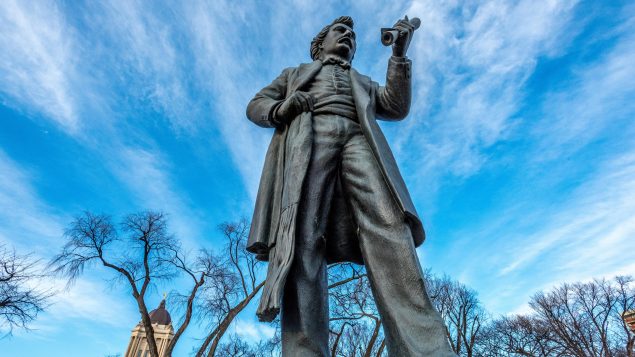 Une statue de Riel