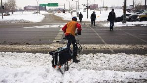 Une piste cyclable partiellement déneigée au sud de la ville de Montréal. Photo : Marie-Eve Maheu