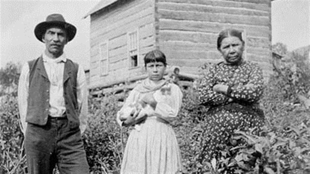 Stephen Lafricain, une de ses filles et sa femme, le 21 août 1896 Photo : Richard S. Cassels / Bibliothèque et Archives Canada / PA-123351